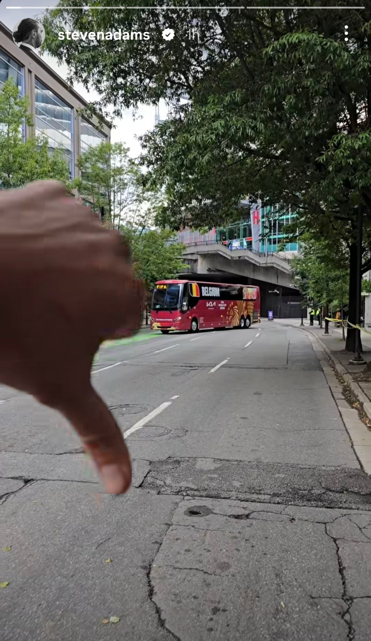 节目效果拉满，亚当斯赛前给比利时的大巴比倒赞，赛果是比利时5-1新西兰哈哈！ 