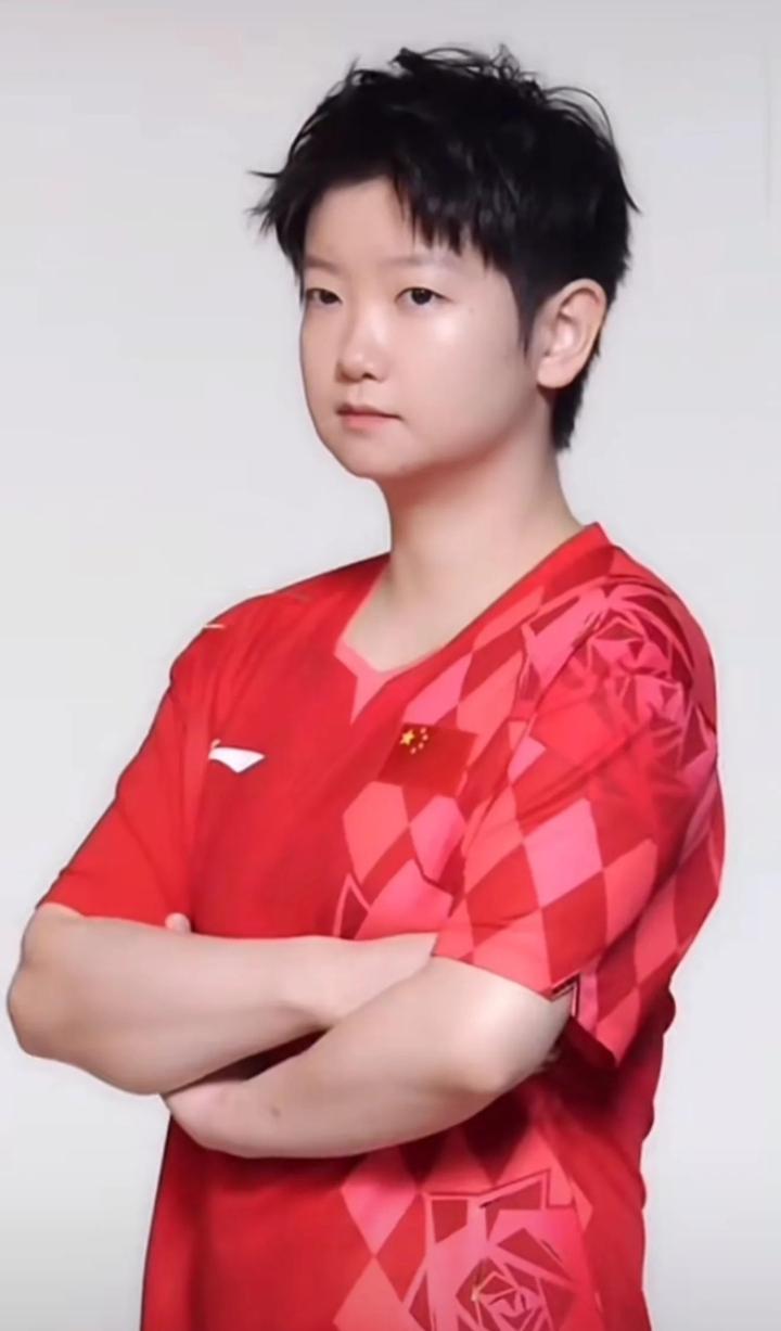 孙颖莎的2026伦敦世乒赛战袍真好看，大气沉稳又不失活力，左胸有李宁Logo，右