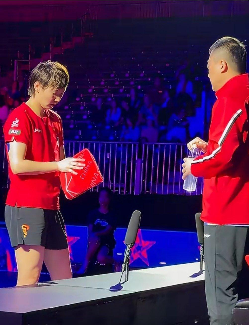 爆冷出局！WTT美国大满贯王曼昱0-3不敌佐藤瞳，局间马琳与弟子双双陷入沉默毫无