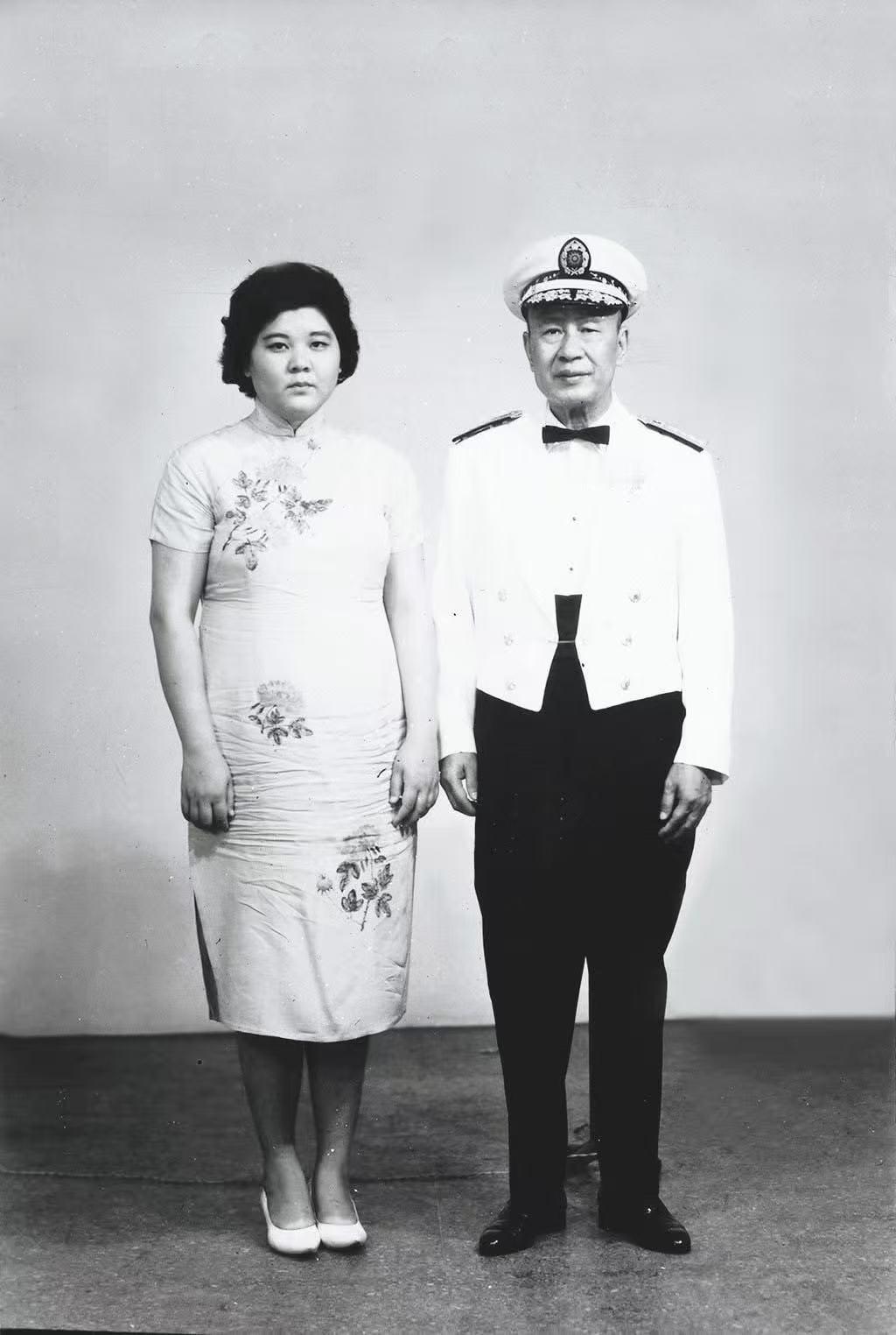 与健生同志合影的女士是谁？不像是其夫人，其夫人没那么年轻！历史人物