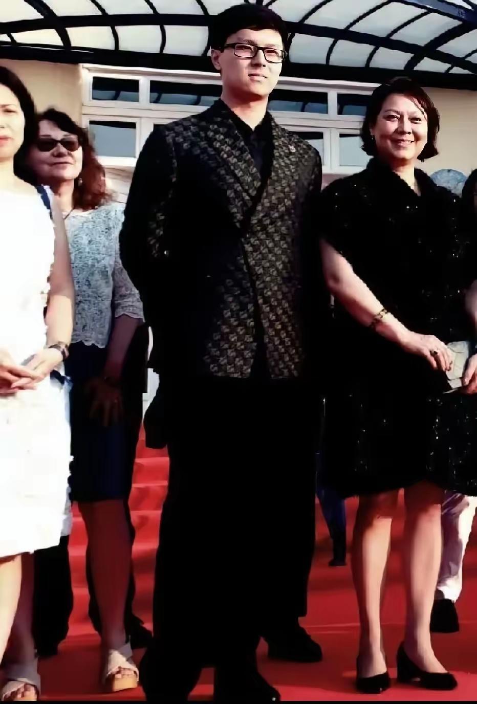 

看唐国强这小儿子唐英集，眉眼间确实像极了年轻时的唐老师，儒雅又周正。很多人