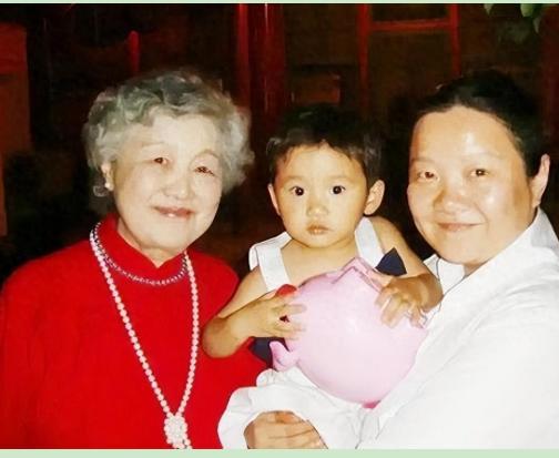 洪晃估计也没想到，19年前领养的女儿，如今竟成了她最大的依靠！2006年，好友程