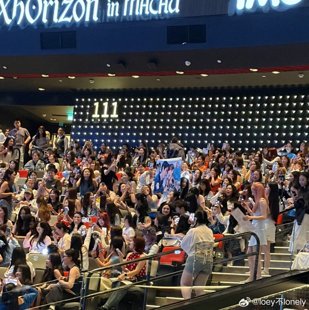图上举带无关人员旗子的几个惨败鸡今晚就私行吗 爱带垃圾来就自己跳进🗑️里 