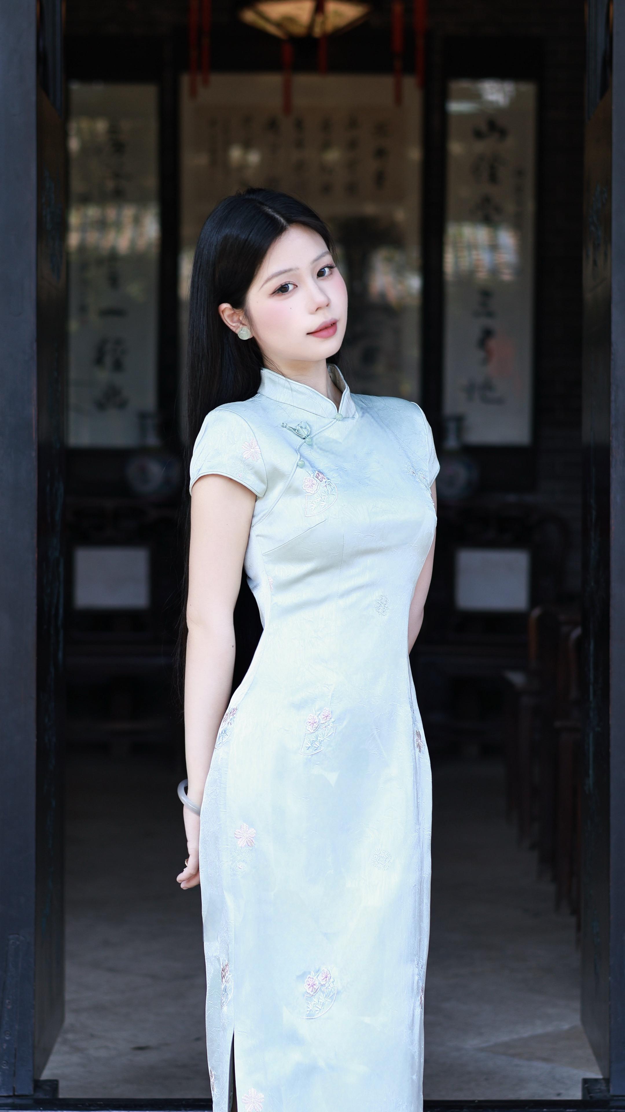 感我此言良久立 却坐促弦弦转急。