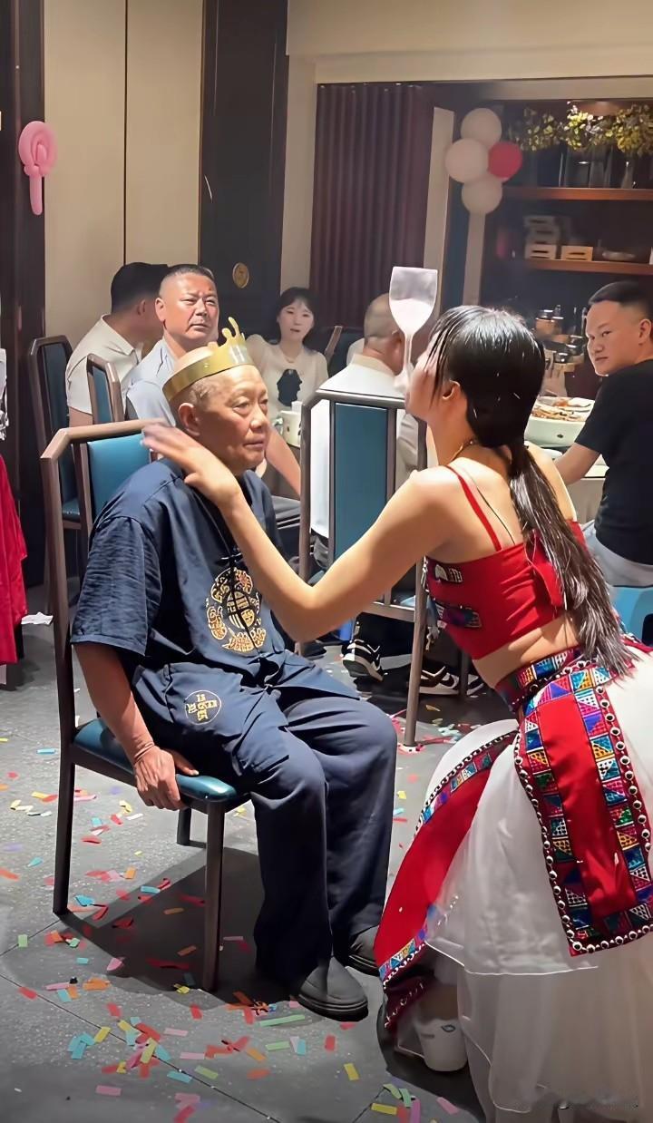 愚孝！
难道不考虑老太太什么心情吗？