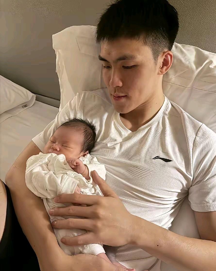 中国男篮的新星庞峥麟都当父亲了啊，这么年轻的小伙子啊，真是双喜临门啊，帮助中国男