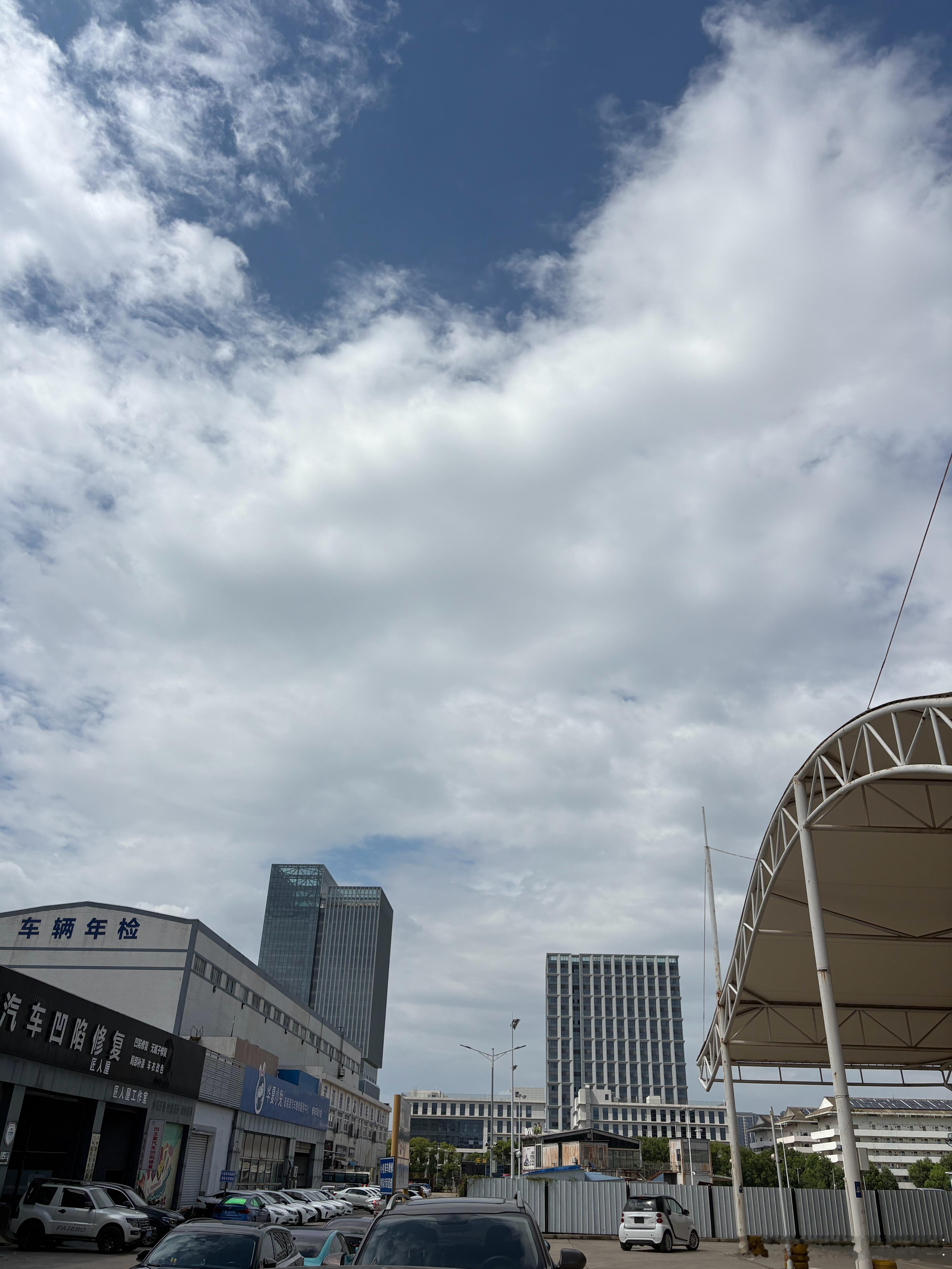 台风往我老家山东跑了本来今天上午客户约我看车我说我怕台风把我吹跑了现在一看晴空万