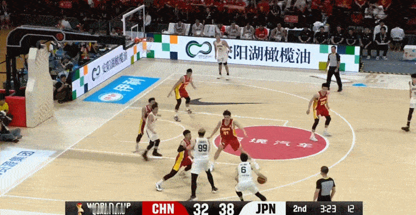 上半场防守三分和转换是个问题，霍金森休息的时间段，我们反倒是又被拉开了。霍金斯回
