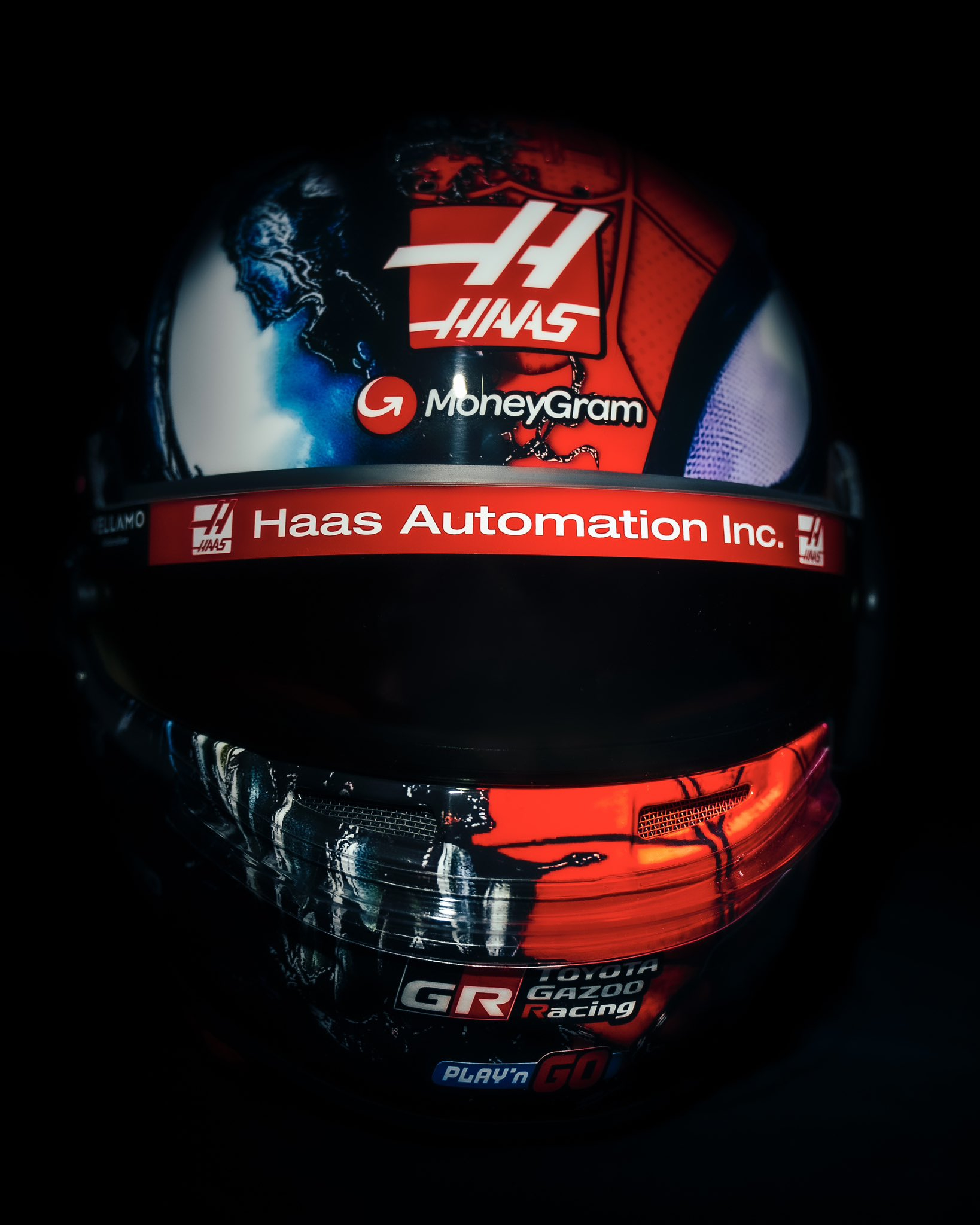 奥康的拉斯维加斯大奖赛特别版头盔和赛车鞋