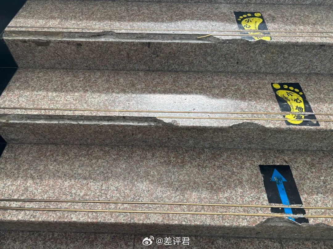 这是我们前几天去参观宇树科技拍的，整栋楼都找不到一条完整的台阶。全是训练机器狗的