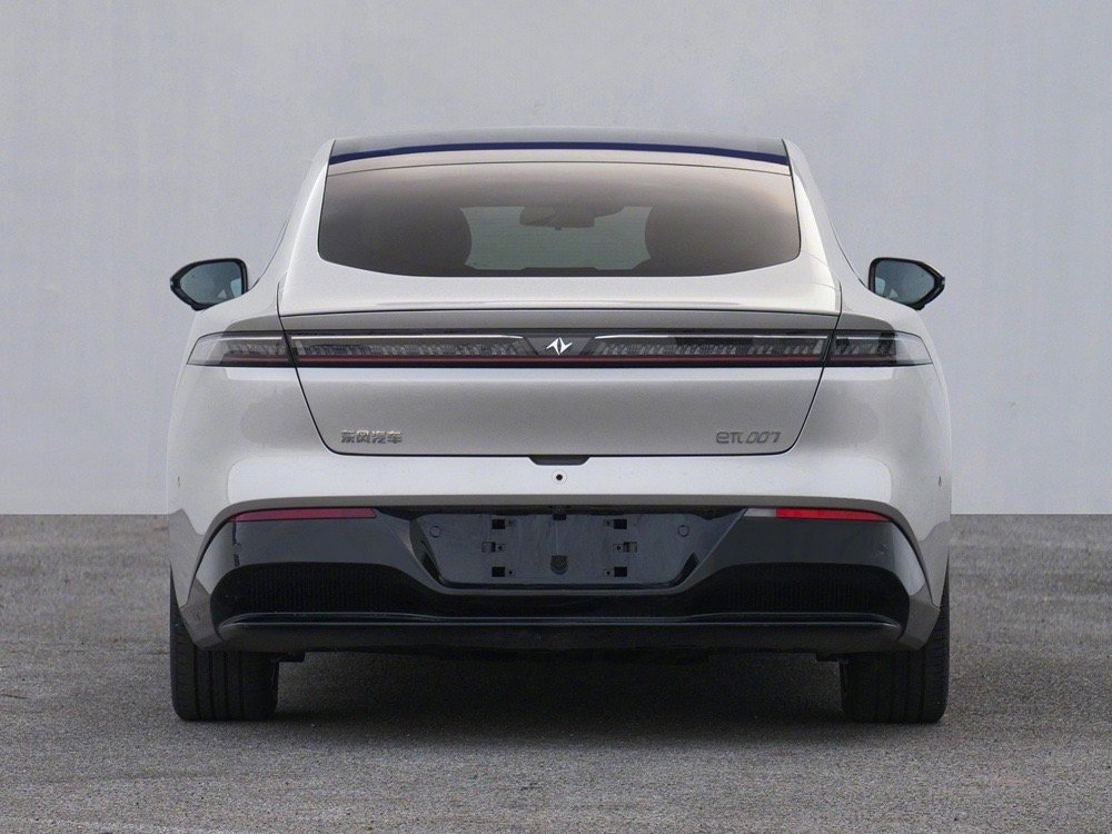 【东风奕派eπ007新增四电机车型申报：峰值功率 400kW，独特轮边电机布局】