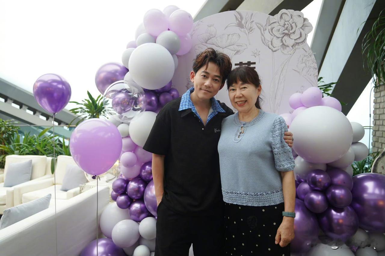 苏醒为老妈庆祝69岁生日，母子同框很温馨。苏父苏母感情深厚，在这么重要的时刻，老