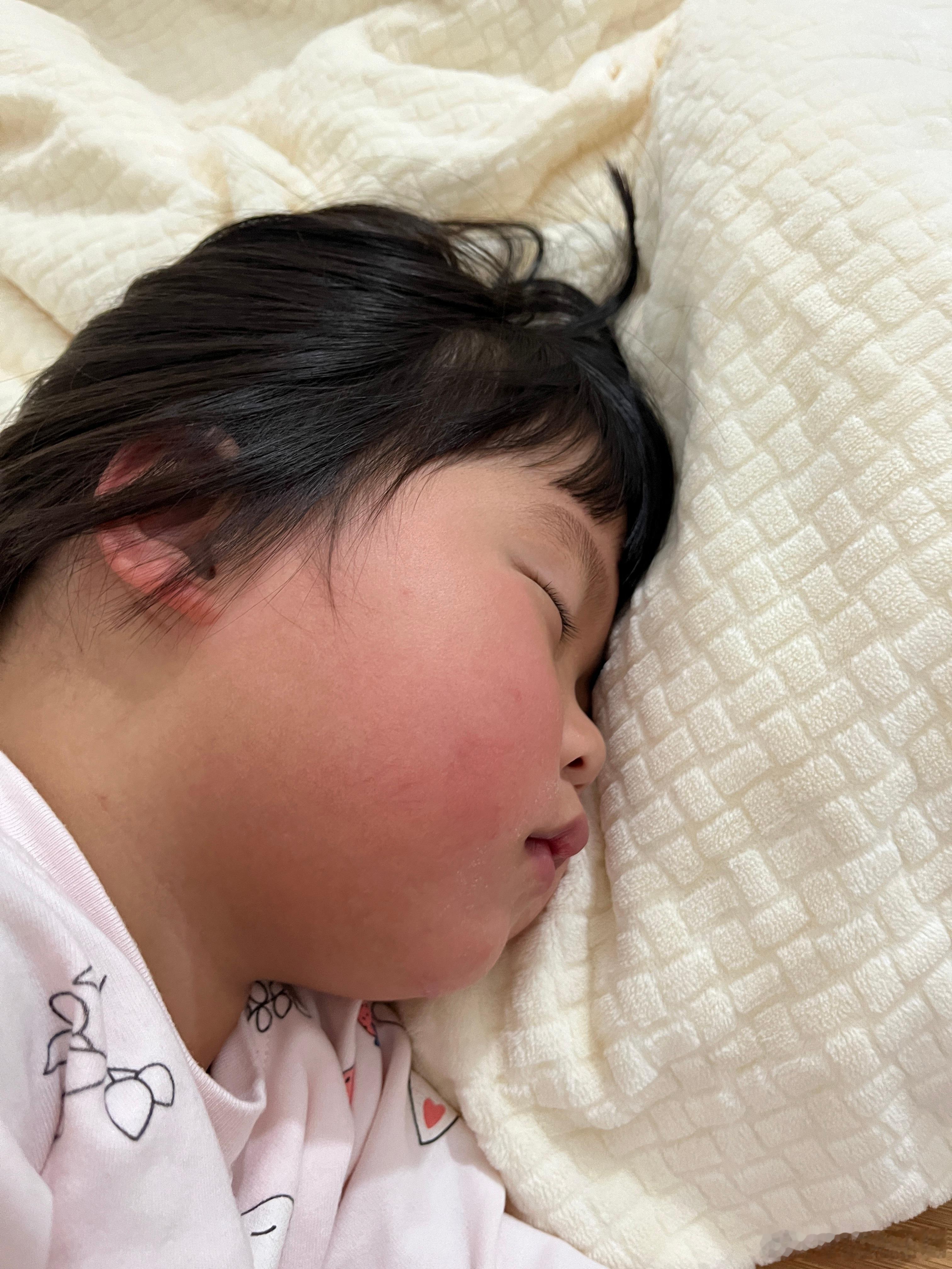 小家伙发烧了，起来上厕所，说要打开灯玩一下，还好，精神状态好。她的阿贝贝落在舅妈