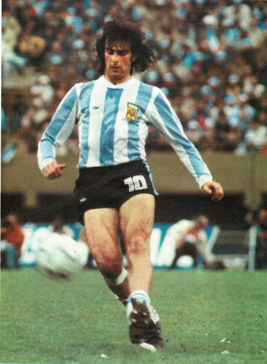 马里奥·肯佩斯是1978年阿根廷世界杯上当之无愧的明星。他的出色表现不仅帮助阿根