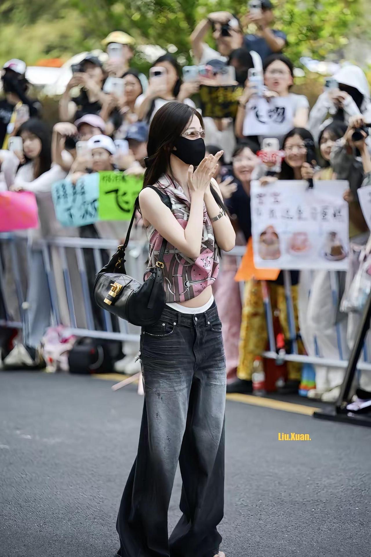 舒心进妆，又是美美的一天。虞书欣 灿如繁星