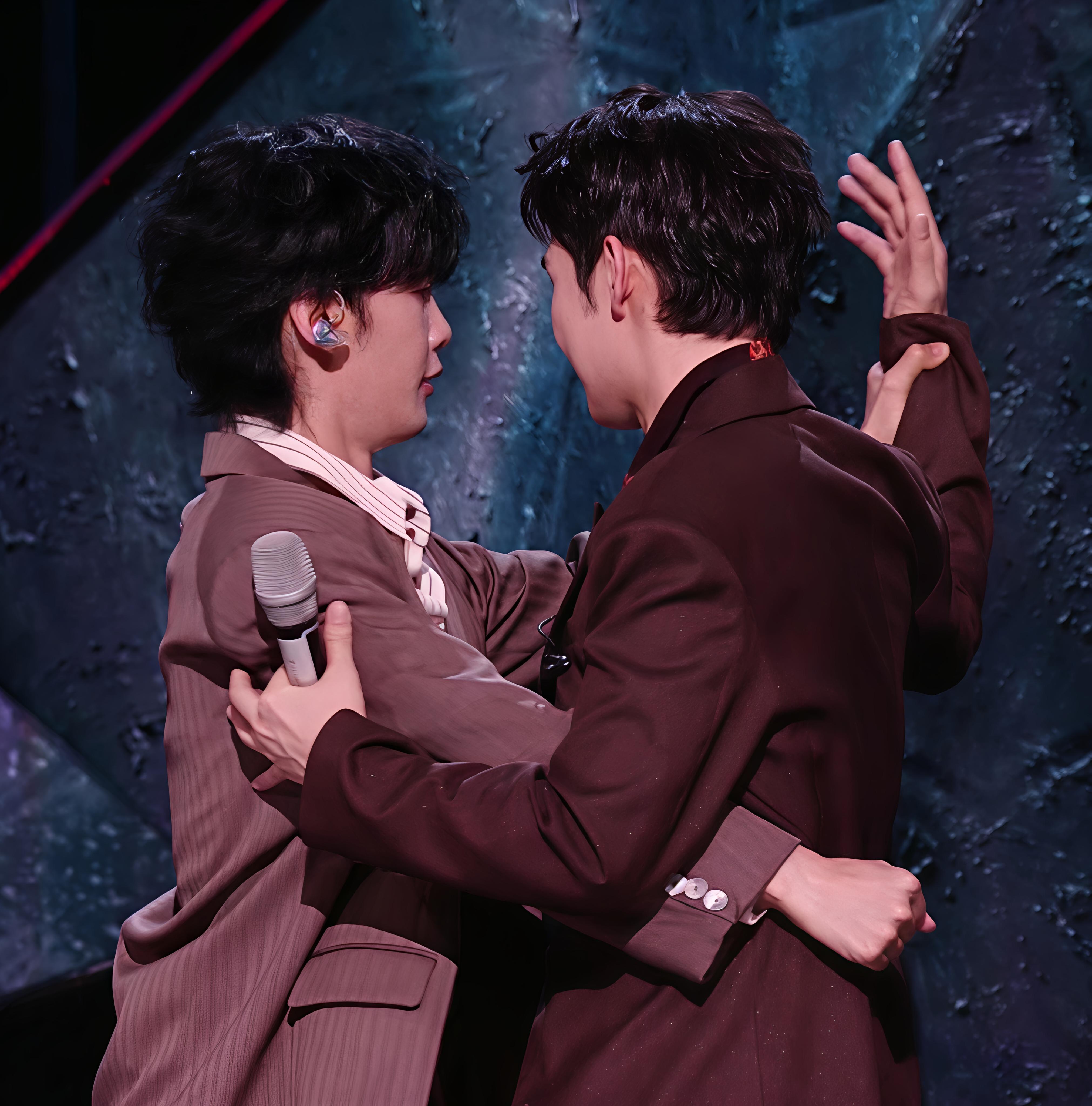王赫野张彬彬你俩有点暧昧了 王赫野和张彬彬在舞台上那个ending动作，实在让人