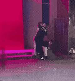 大哥长点心吧，你的好哥们和女朋友都斗上嘴了尴尬 好哥们