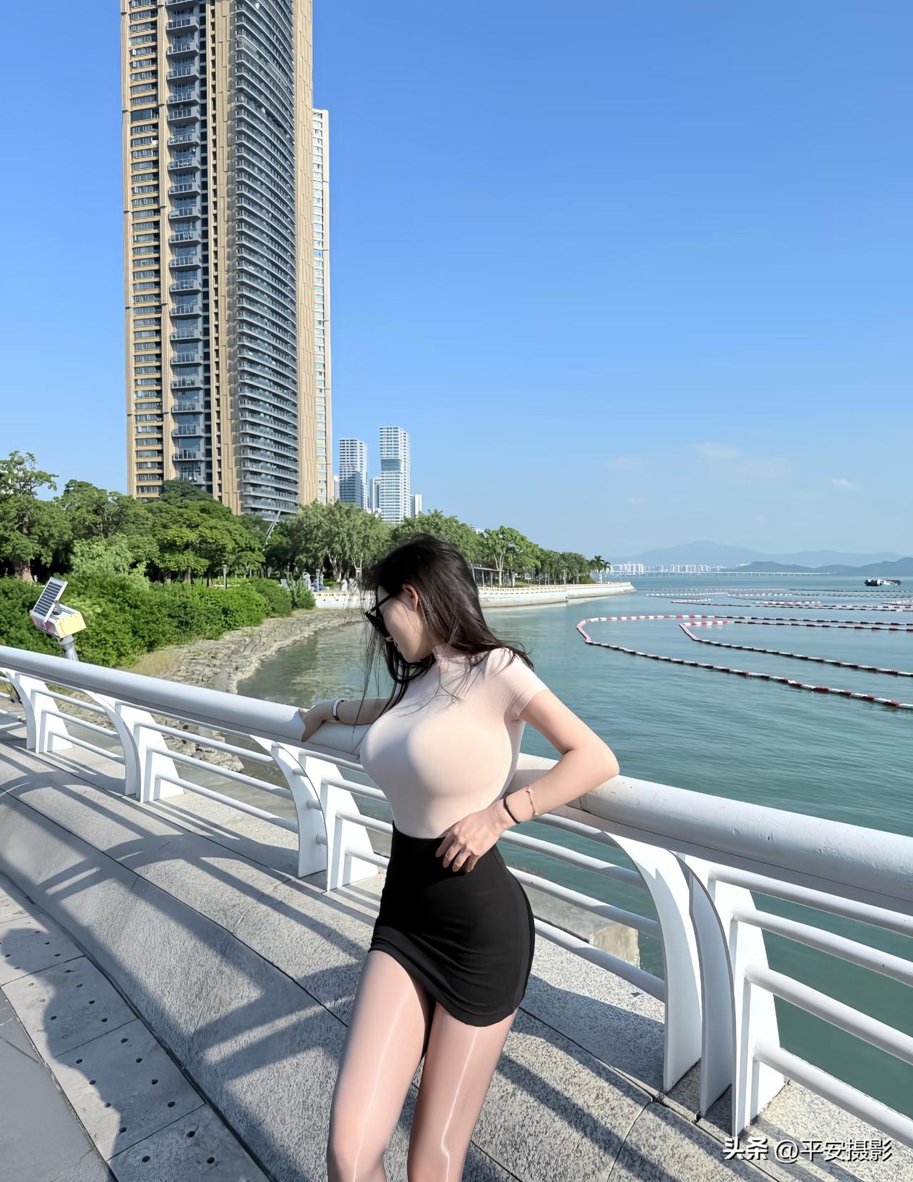 楼高百尺
一柱擎天
东风有声
春意盎然
桥上有佳人
桥下水潺潺