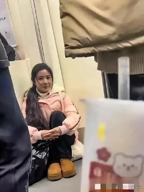 她一直在看我，是不是对我有意思