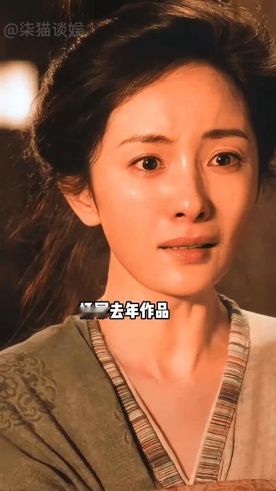 2025年8月，杨幂携年代剧《生万物》高调“回宫”，首播收视率强势逼近14年前现