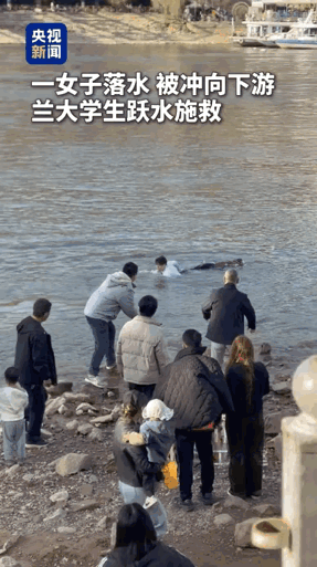央视新闻点赞了！甘肃兰州，黄河里面飘着一个人，众人在岸上施救，不料有一个大学生，