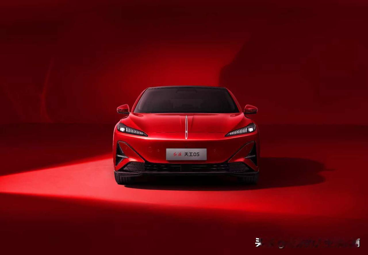 和孙颖莎搭在一起红旗天工05的智能座舱设计尽显豪华与舒适。搭载两颗自主设计7nm