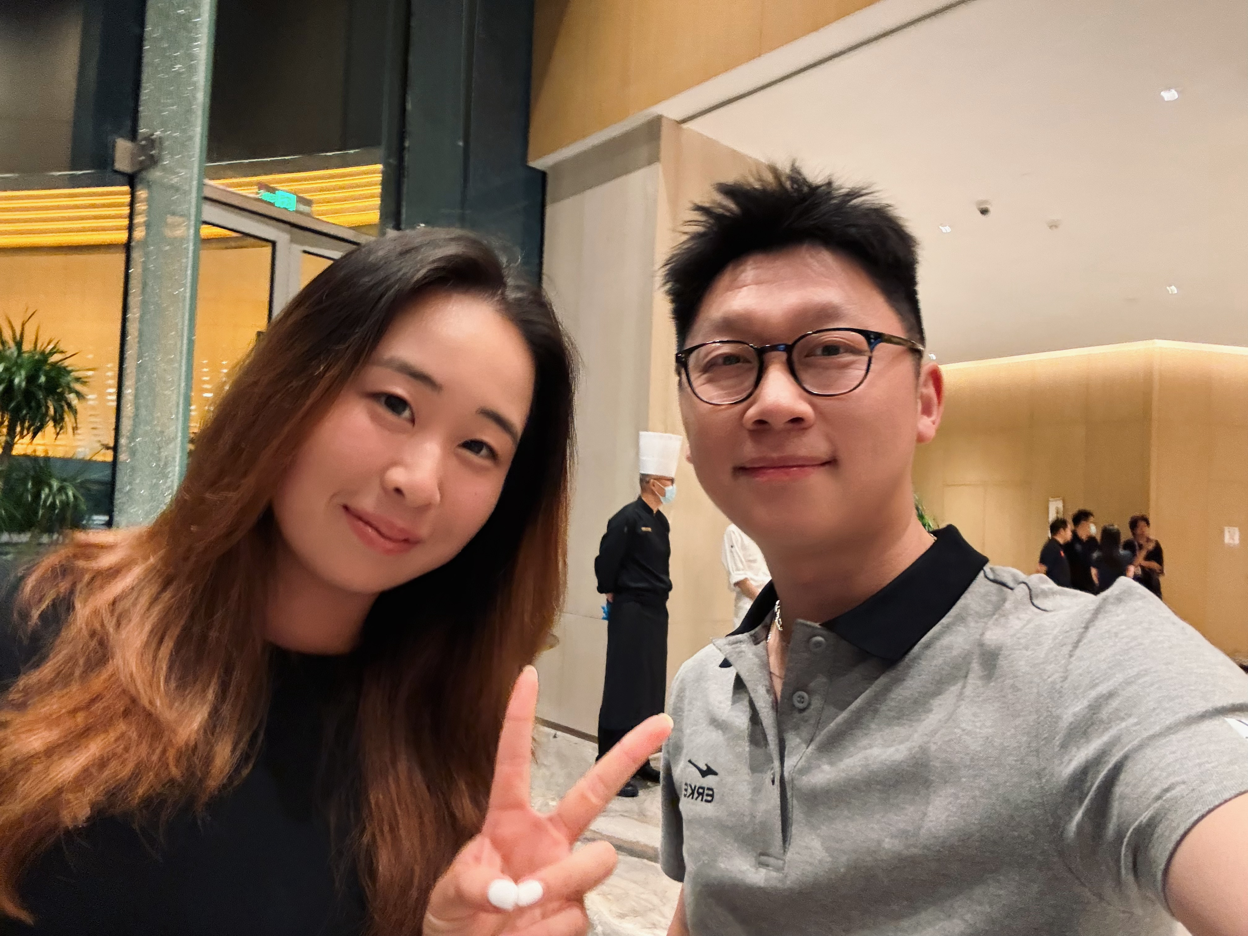 球员酒会前跟施主聊天真的轻松又愉快，比节目里梗还多，第二次随心所旭 已经在安排啦