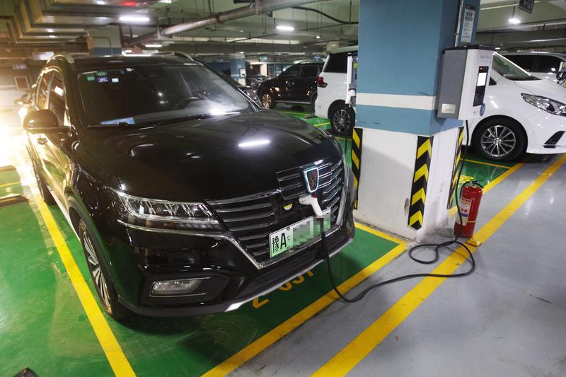 小区充电桩也有收费“刺客”，深圳金御半山三期业主报料，最近刚换新能源车，没想到凌