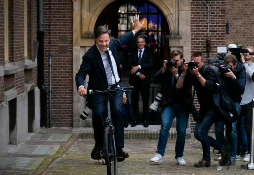 吕特认为俄罗斯对欧洲有威胁，但不大。因为北约的经济规模是俄罗斯的25倍，北约的军