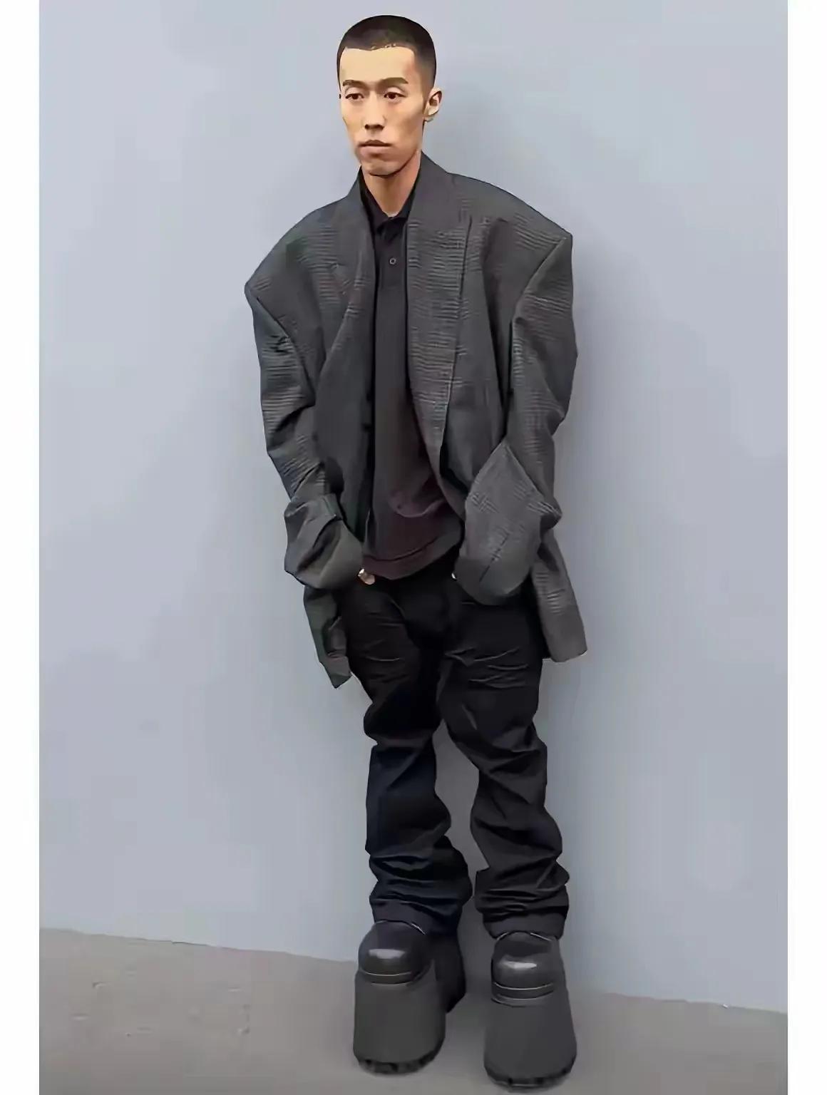 巴黎世家新款时装，模特周游，身高181cm。
这套时装和这个模特您觉得怎么样？