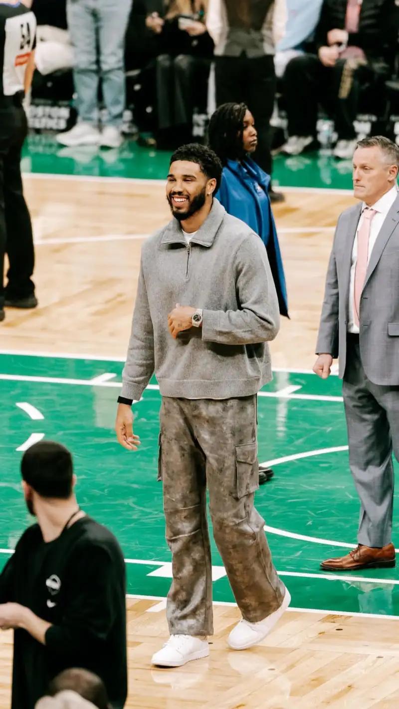 来了！来了！这个赛季，塔图姆复出实锤了。
Shams：塔图姆将在本赛季回归，可能