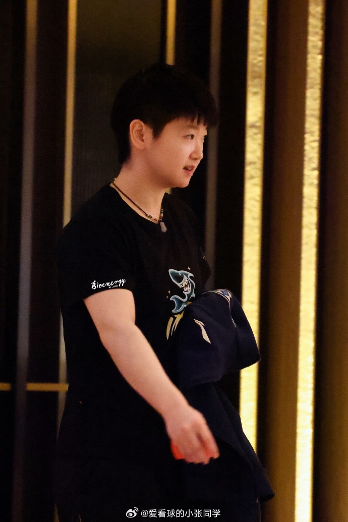 判若两人！孙颖莎瘦了不止一点点，成都封训效果惊人，颜值与状态齐飞孙颖莎瘦了不止一