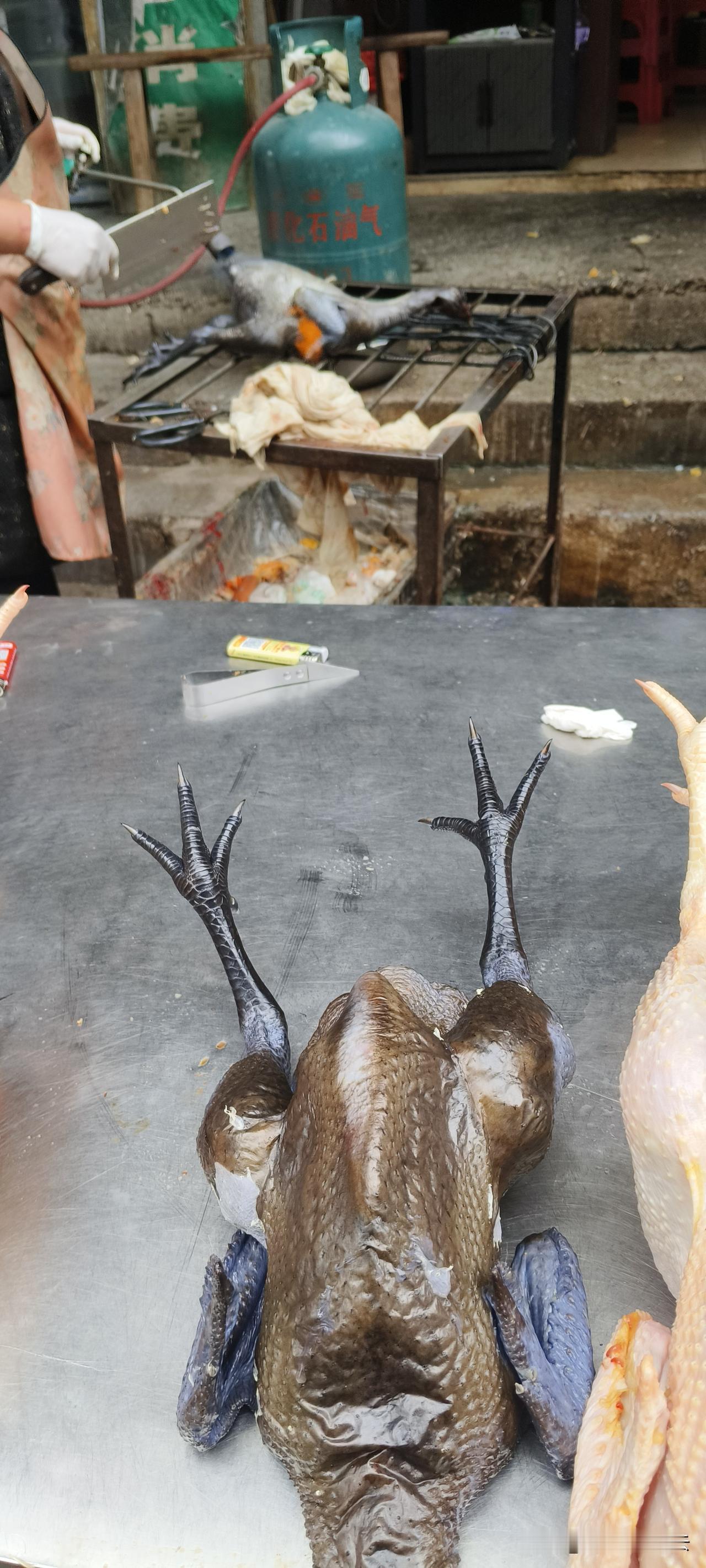 租一个摊位卖鸡肉，服务态度好，那生意也是相当好。

周末去到一个不起眼摊买鸡肉，