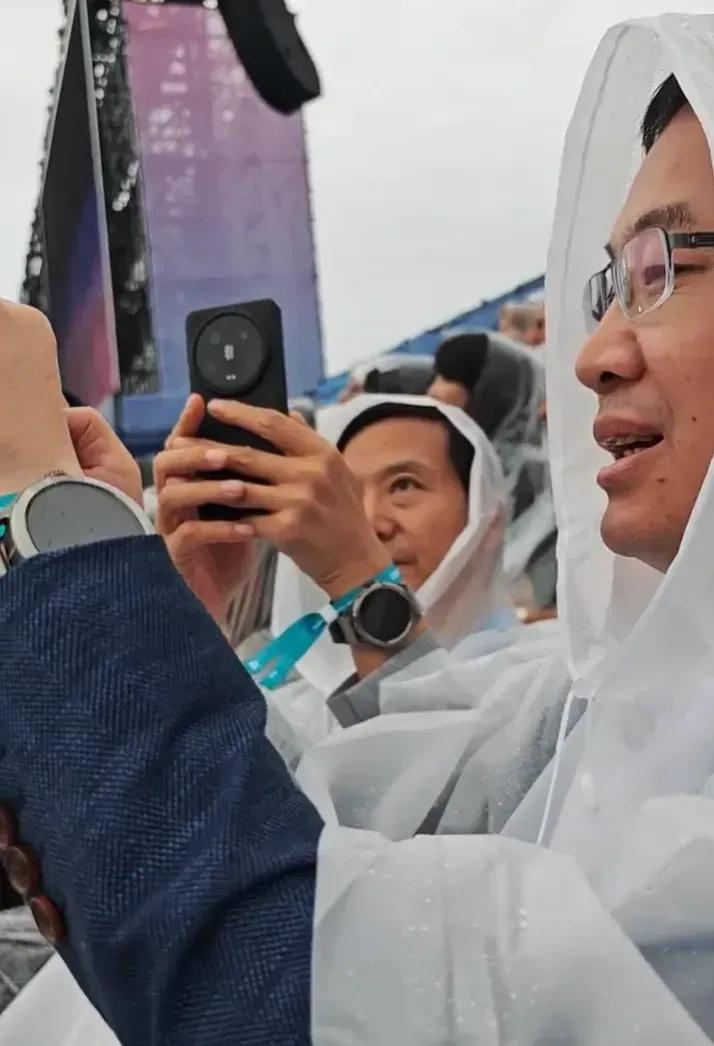 雷军现身奥运开幕式，又又又上热搜了
一张穿着雨衣的自拍照迅速走红，不过眼尖的网友