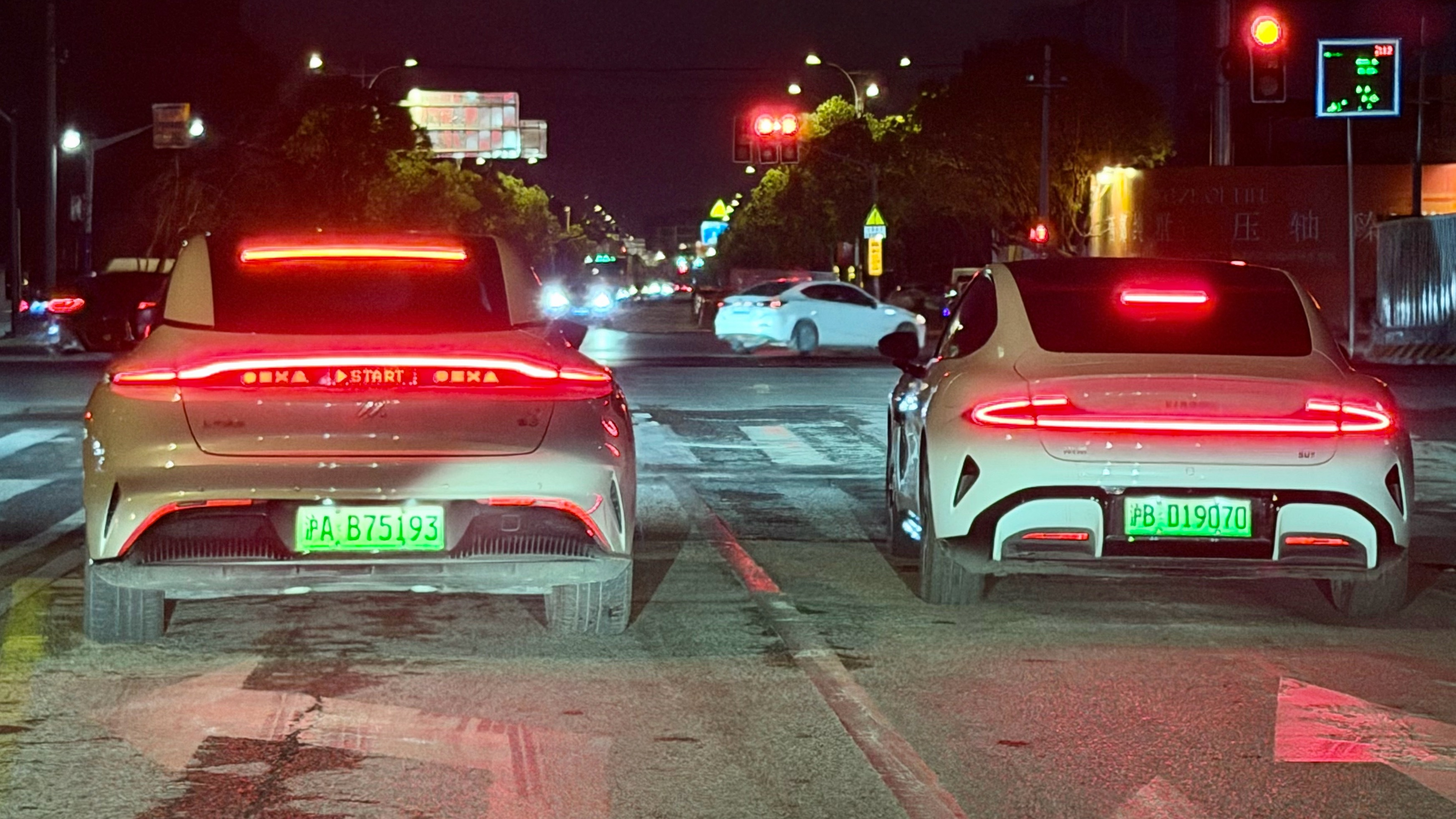 轮胎越宽车越贵偶遇上汽旗舰智己L7和小米SU7。大家更喜欢哪个设计？ 放一起才发