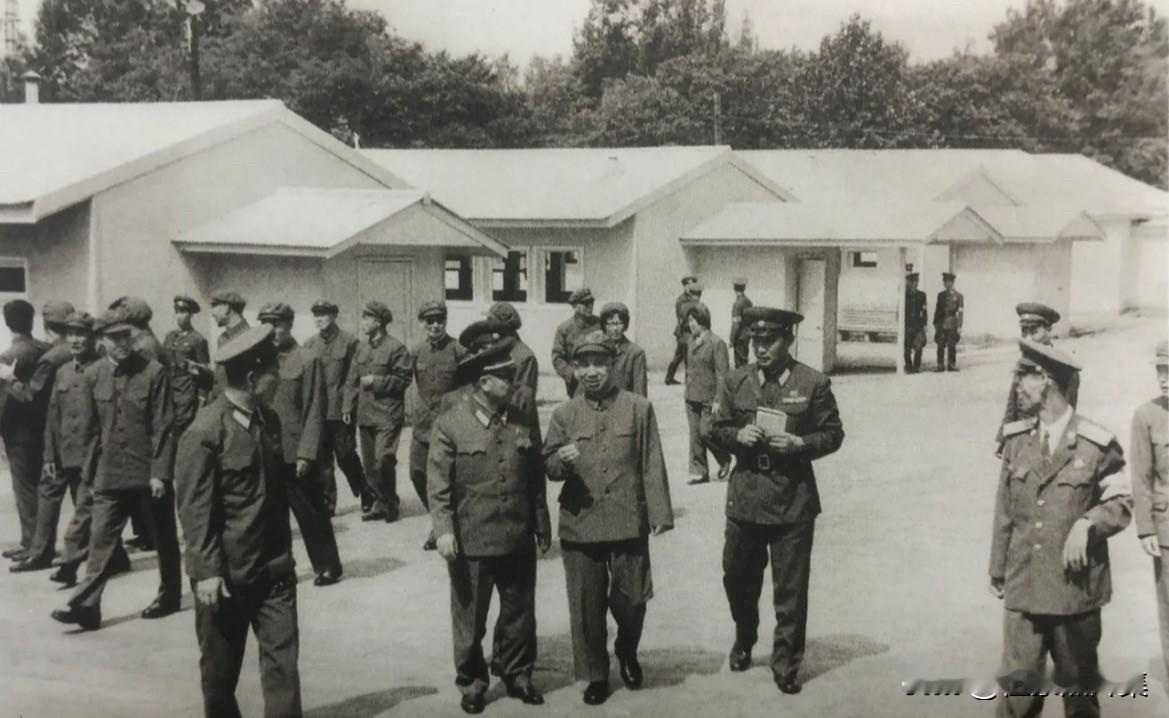 1978年8月18日9月1日，粟裕率中国军事友好代表团赴朝鲜访问，图为参观板门店