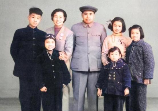 1943年，新婚之夜，37岁的许世友，对着19岁的新婚妻子说了一句话，然后拔枪对