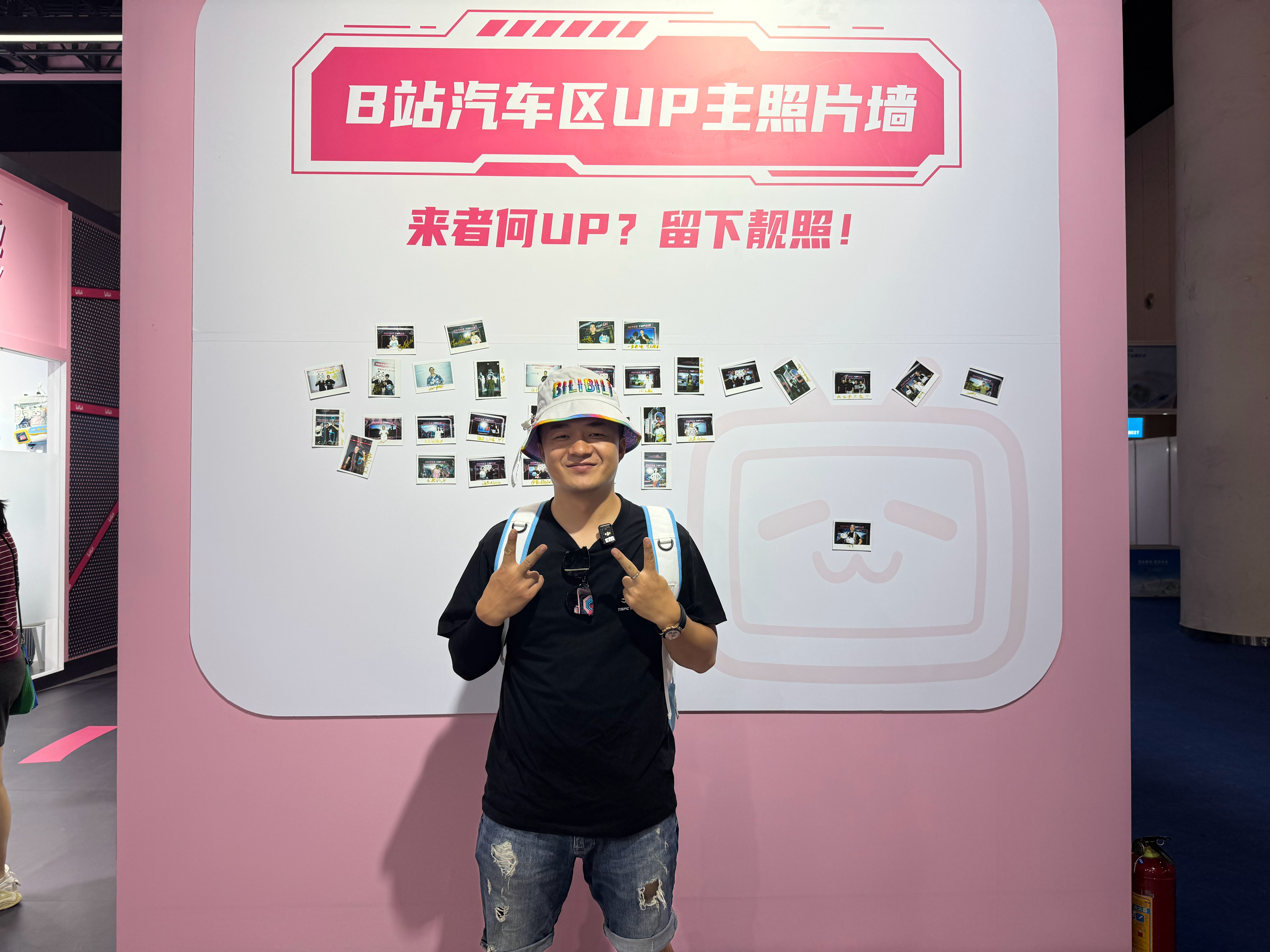 成都车展，来B站展区打卡。字是B站汽车区的人让我签的，写得很潦草，丢人现眼了。B