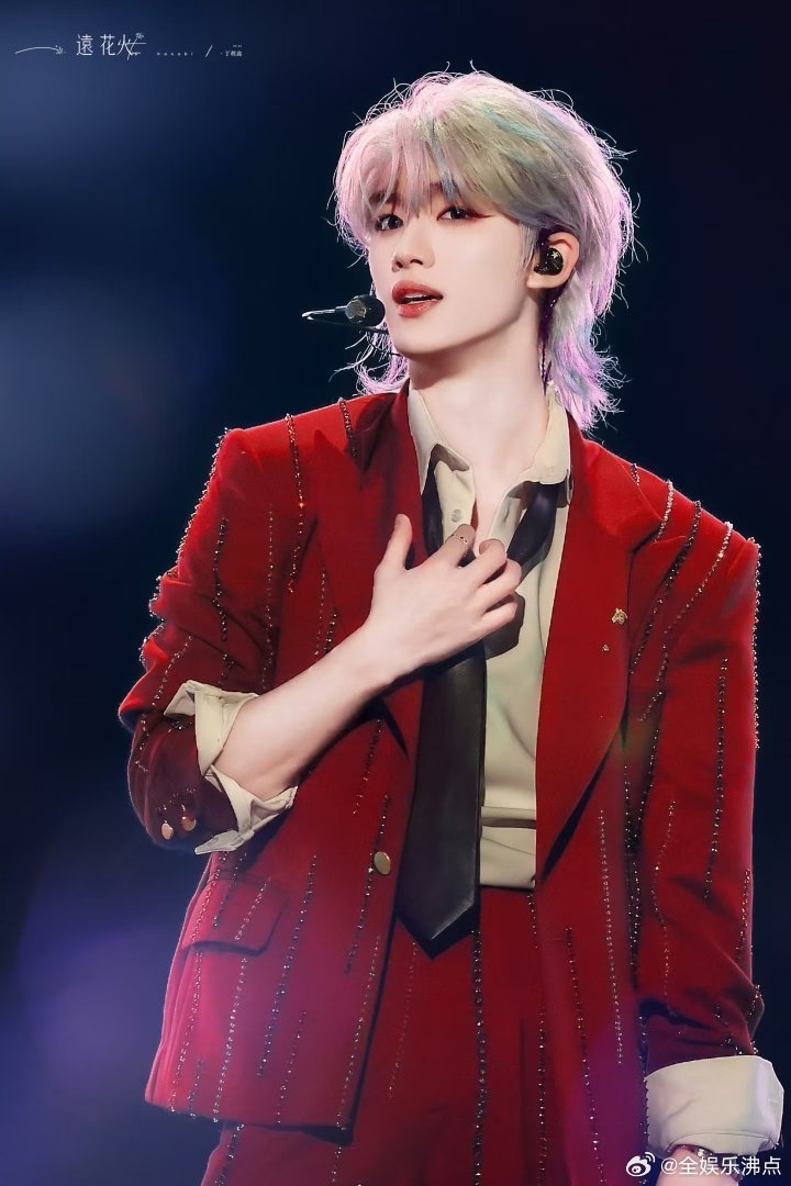 王鹤棣丁程鑫才下班啊亲爱的客栈 王鹤棣忙到凌晨才下班，丁程鑫一句“才下班？”满是