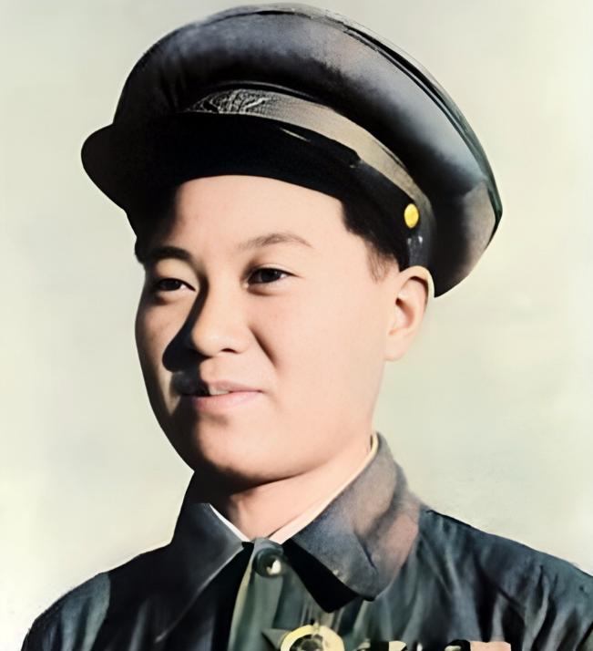 1950年，女兵失血休克被按在手术台，死死攥住男医生手腕吼：‘换女医生！’——掀