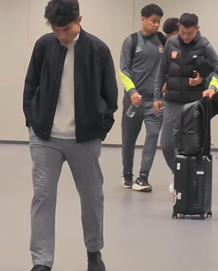 感觉郑智后悔了，不该接手这个烂摊子。
此一时彼一时，青岛西海岸今年远没有去年那么