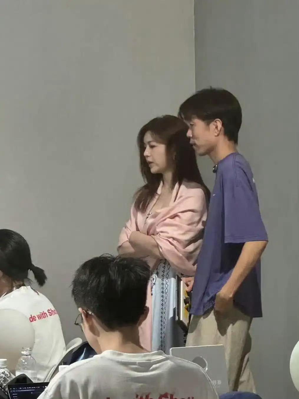 陈妍希在阿那亚被偶遇，真人一点不胖，连衣短裙配粉色披肩显年轻。 ​ ​​​