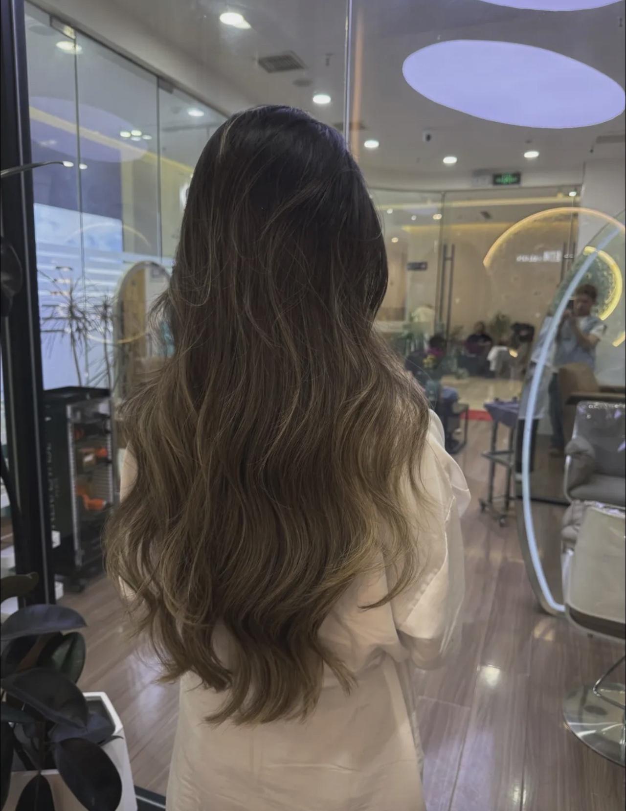 理发师 长发及腰的小姐姐 欧美发色 奶茶色