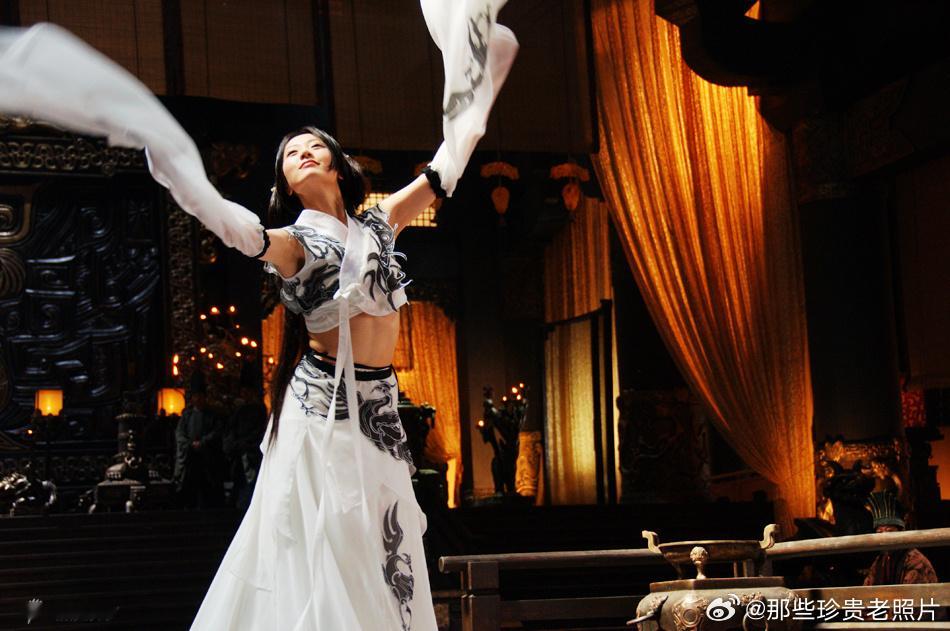 2010年电视剧《神话》，白冰饰演的玉漱公主跳 “水墨舞” 的经典剧照 