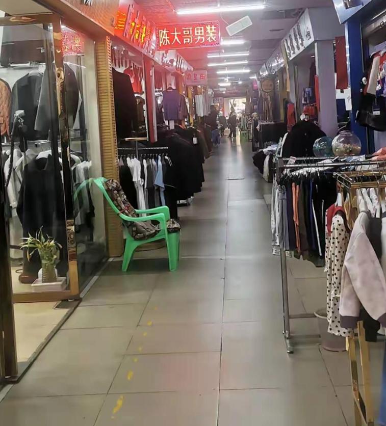 为什么唯独在我们中国，电商彻底干趴了实体店？这么说吧，同样的东西，网上卖300，