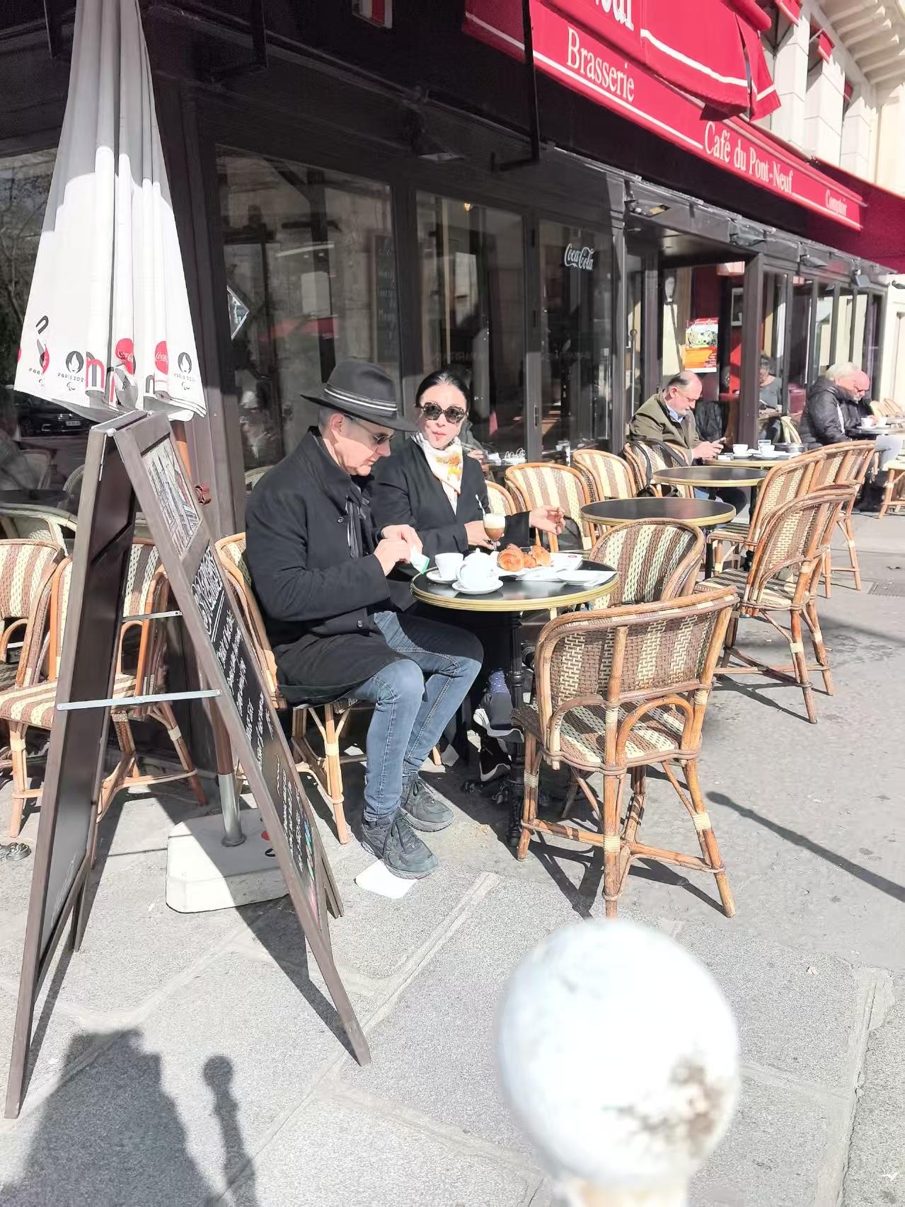 法国人极为擅长享受生活，特别是法国的老人们，不管他们有多忙，都会停下脚步，喝上一