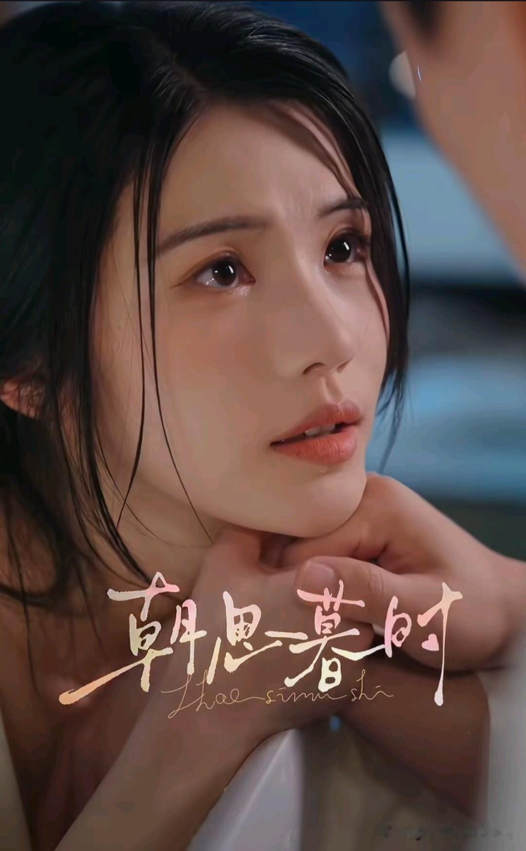 念你如初
文/刚柔

这些年，风改了方向，雨换了季节
我却还在最初的那条路上
等