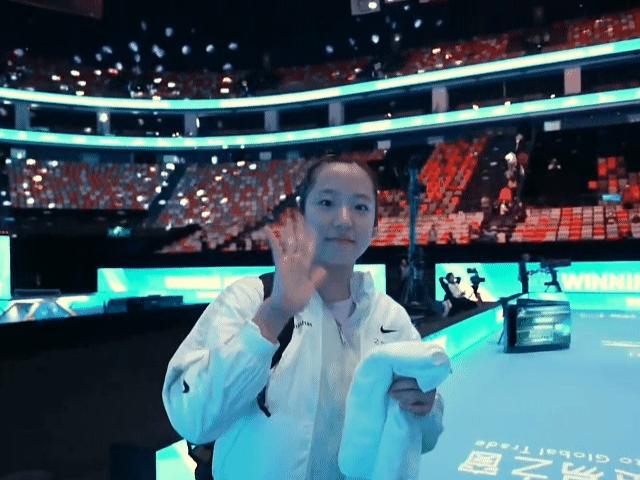 申裕斌这个举动：说明“高人气”是有原因的

赢球后的申裕斌，很有礼貌，特意在离场