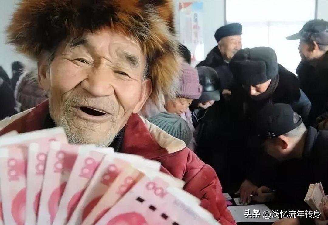 给农民涨养老金遭反对？别用“吃白食”抹杀一辈子的奉献
 
给农民增加养老金动了谁