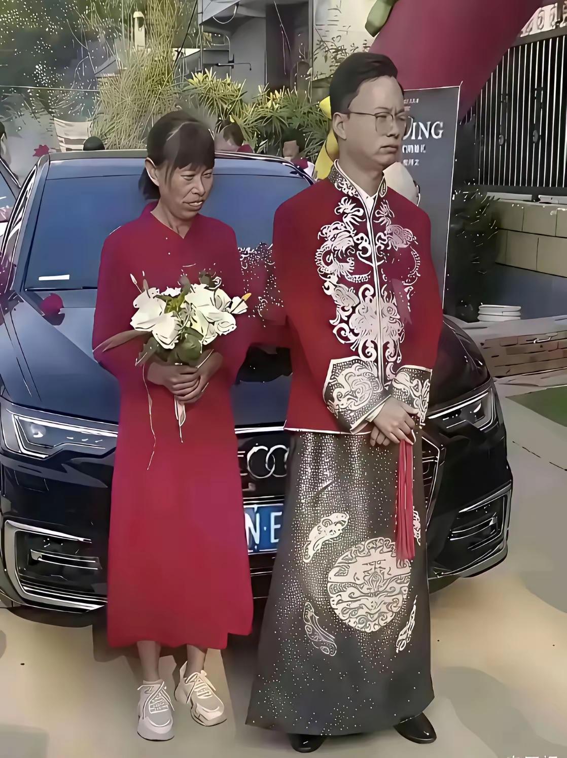 别难过！
小伙子：笑一笑，笑一笑，有人在提示新郎官，大喜的日子，结婚了，咋就不能